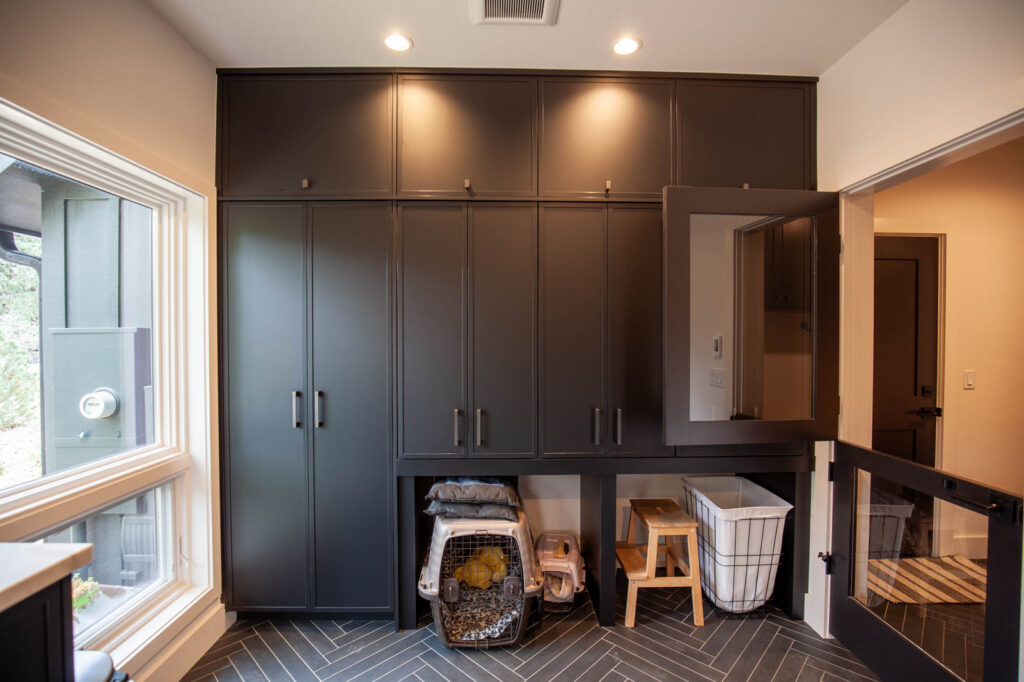 Lakefront Lookout - interior mudroom