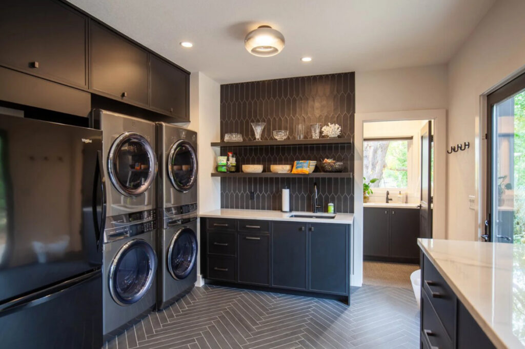 Lakefront Lookout - interior mudroom