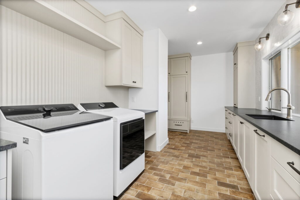 entry mudroom with washer and dryer